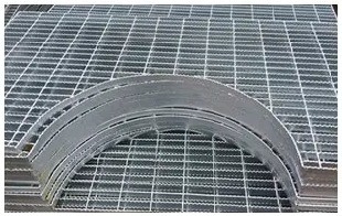 Anti-Slip Serrated Surface Grating for Safe Rooftop Walkway and ISO9001 Certification