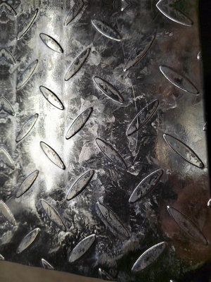 Customizable 40g/m2 Zinc Layer Mid Hard Galvanized Pattern Steel Plate 1.5*1250mm