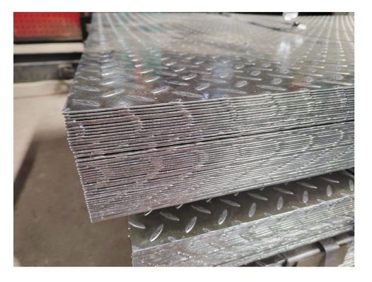 Customizable 40g/m2 Zinc Layer Mid Hard Galvanized Pattern Steel Plate 1.5*1250mm